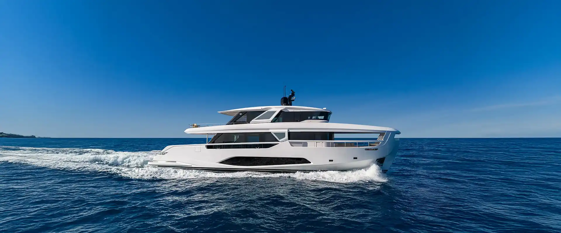 FERRETTI YACHTS INFYNITO 90 FOR SALE